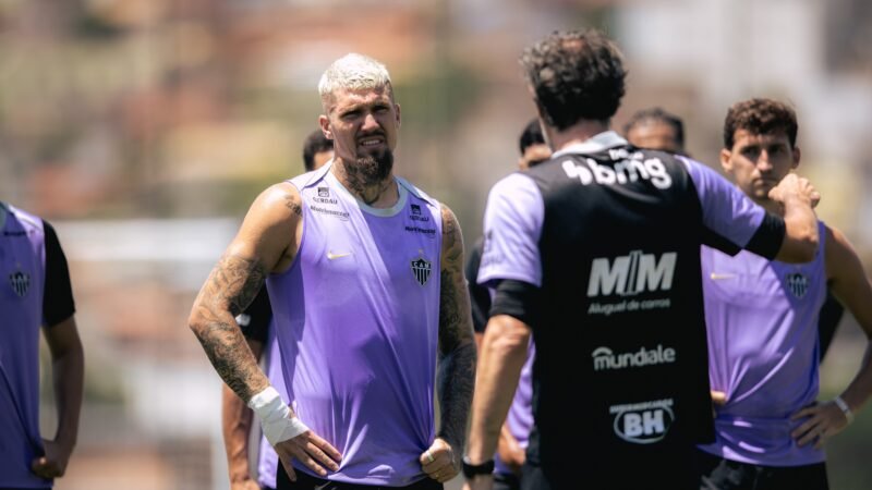 Lyanco recebe conselho de Domínguez após momento de oscilação no Atlético-MG