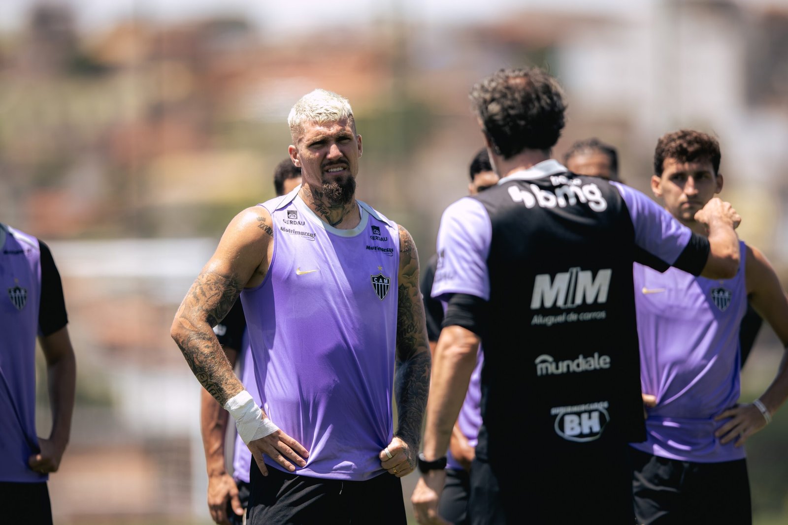 Lyanco recebe conselho de Domínguez após momento de oscilação no Atlético-MG