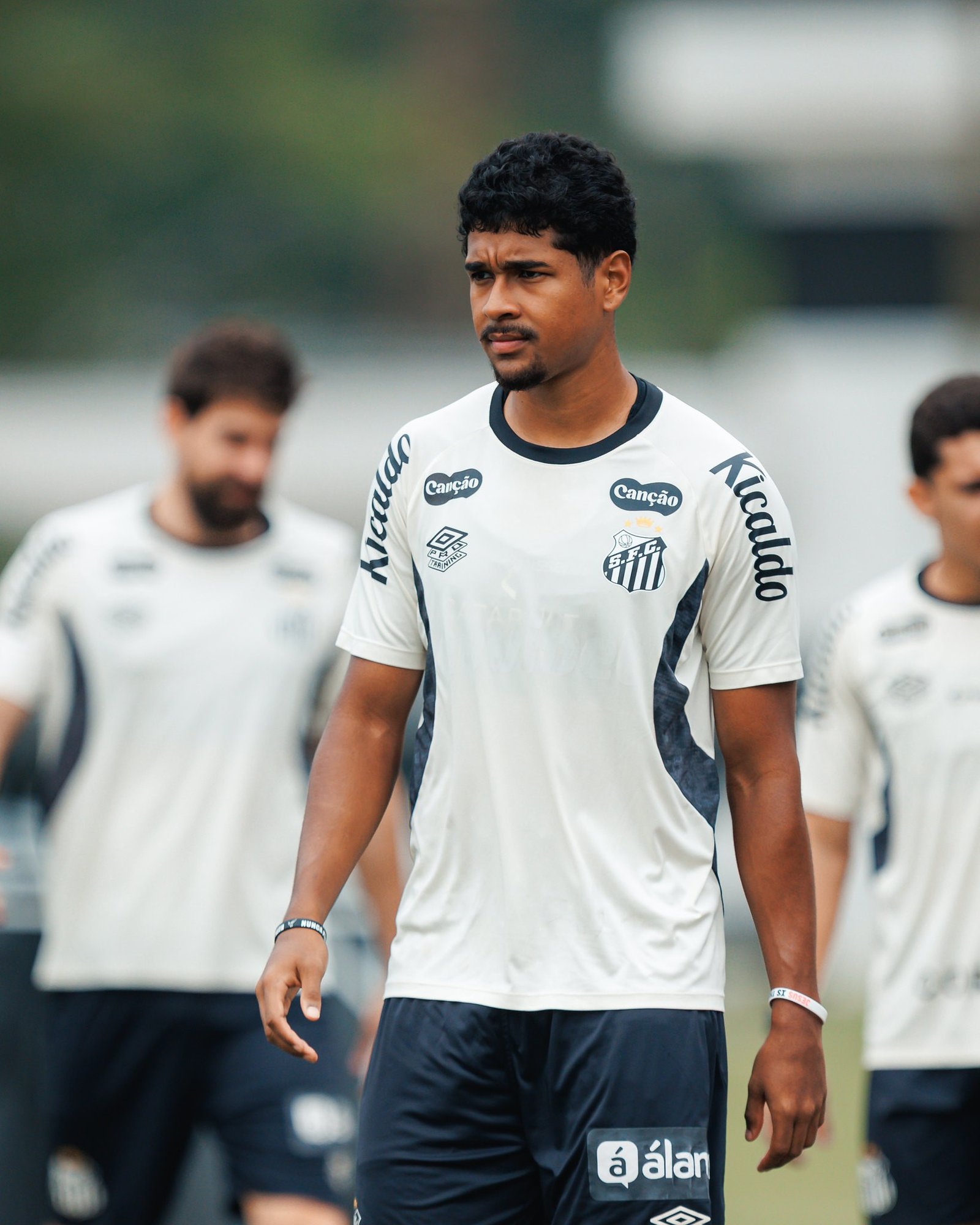 Desfalque de Arão agrava os problemas de Cuca na defesa do Santos