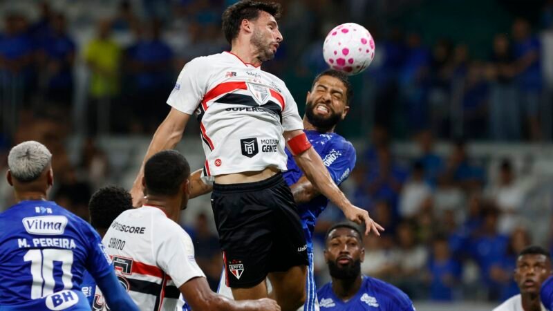 Torcida do São Paulo protesta no Mineirão: “Time sem vergonha”