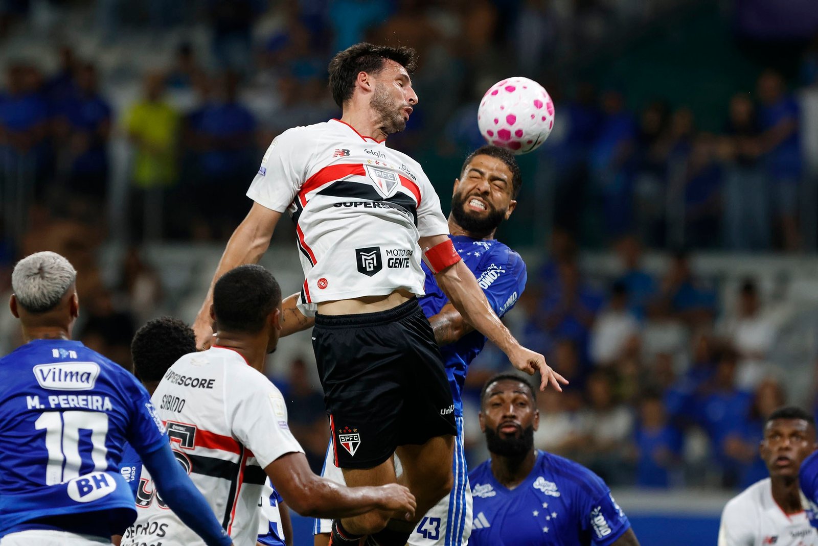 Torcida do São Paulo protesta no Mineirão: “Time sem vergonha”