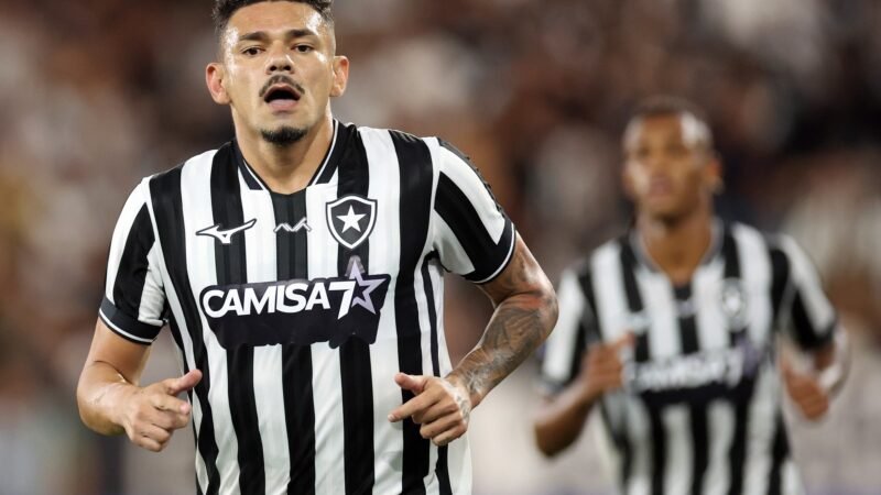 Escalação do Botafogo: Tiquinho Soares treina como titular e deve assumir vaga no ataque
