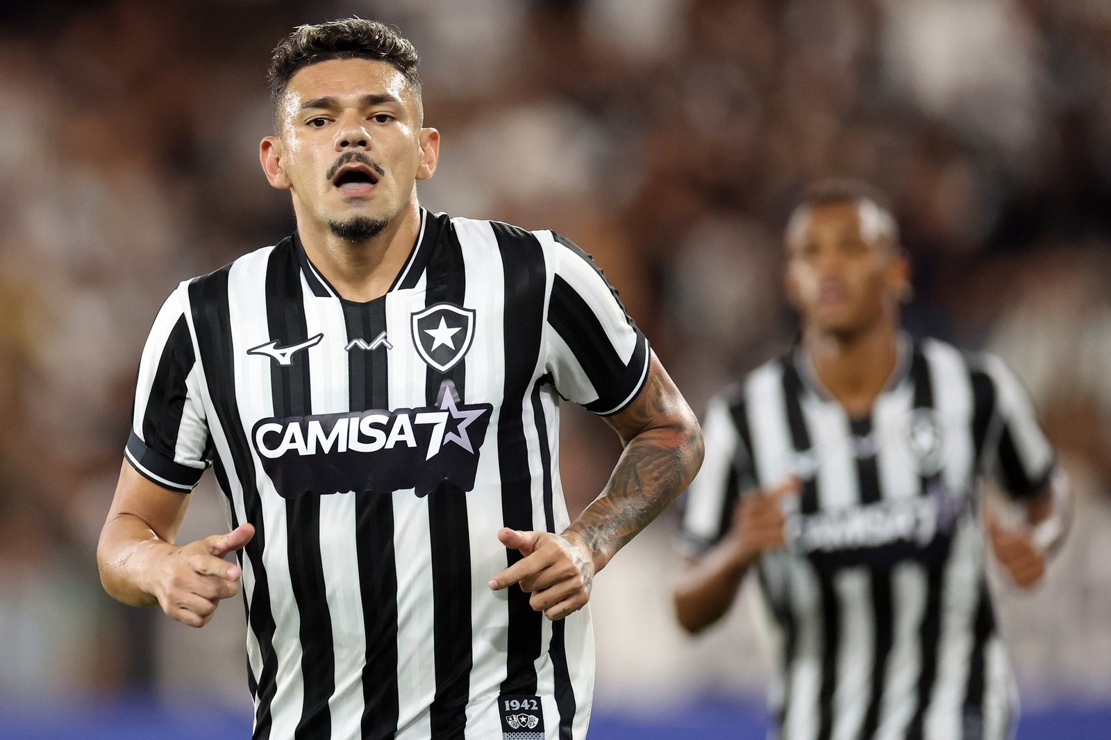 Escalação do Botafogo: Tiquinho Soares treina como titular e deve assumir vaga no ataque