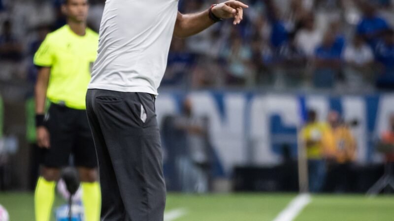 Artur Jorge celebra Cruzeiro no G-4, mas liga sinal de alerta para reta final do Brasileirão