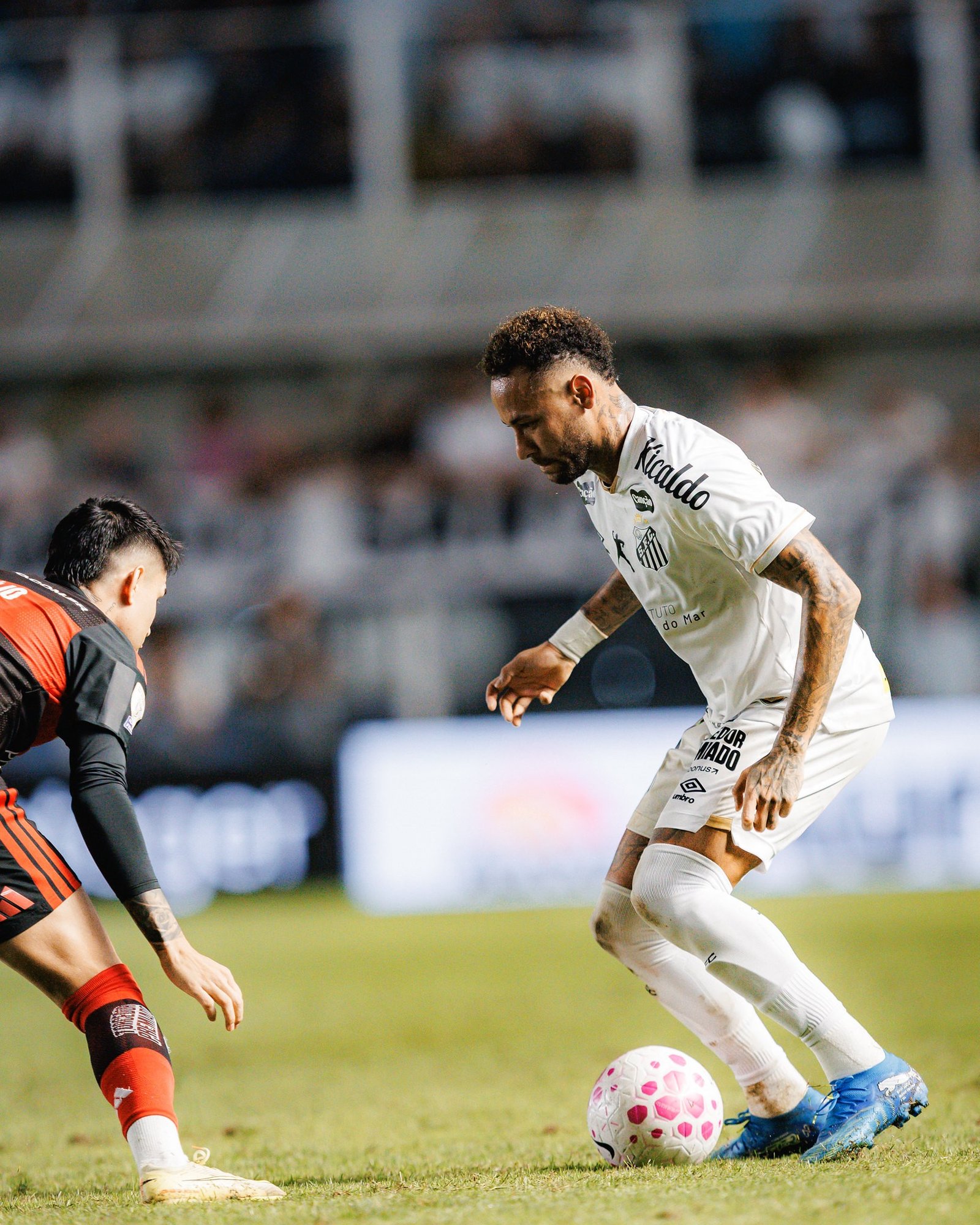 Neymar brinca com torcedor do Flamengo no CT do Santos: “No fundo, eu sou Mengão”