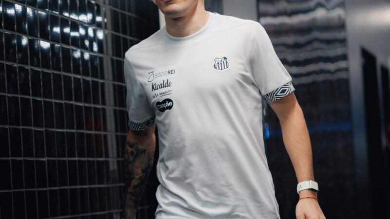 Escobar se queixa de dores na coxa, fica fora de treinos do Santos e pode aumentar lista de desfalques