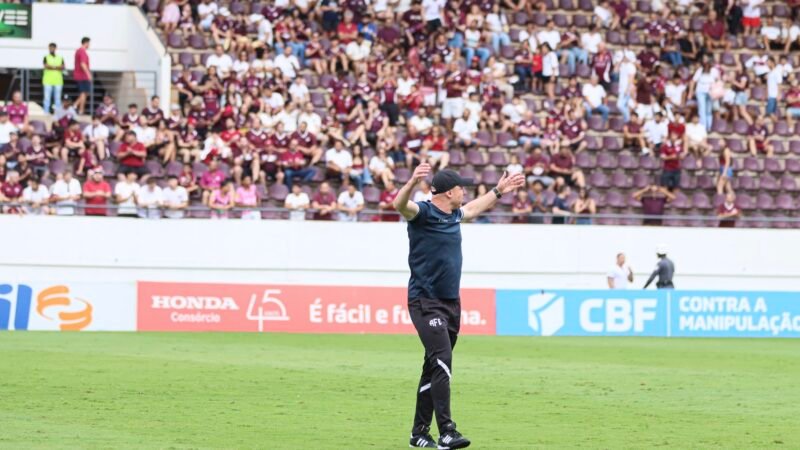 Rogério Corrêa alcança feito inédito na Ferroviária e mira título da Série C: “quero mais”