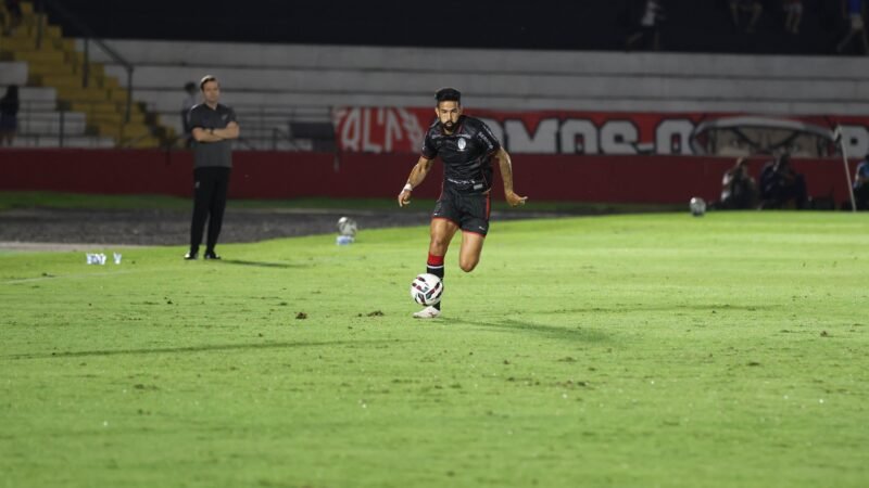 Jonathan chega a 100 jogos na Série B em sequência como titular do Botafogo-SP