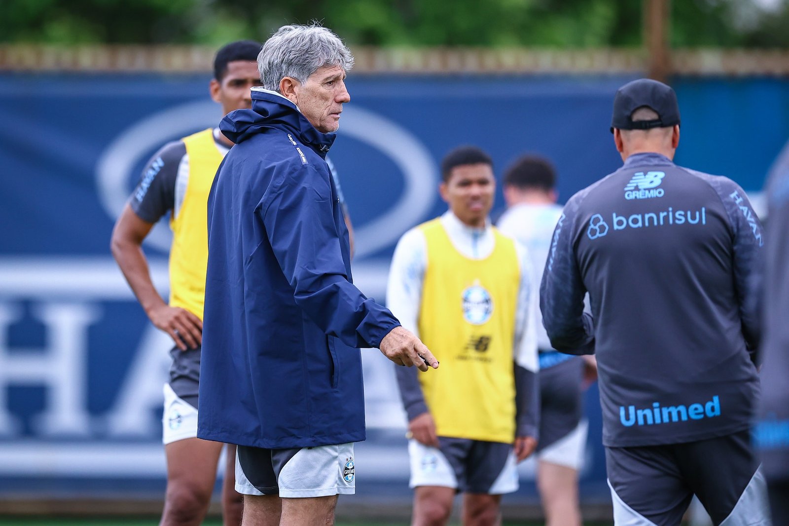Renato faz churrasco com jogadores do Grêmio no CT Luiz Carvalho