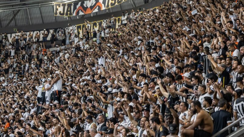 Zagueiro do Atlético-MG se choca no alto e sai do campo de ambulância; veja cena