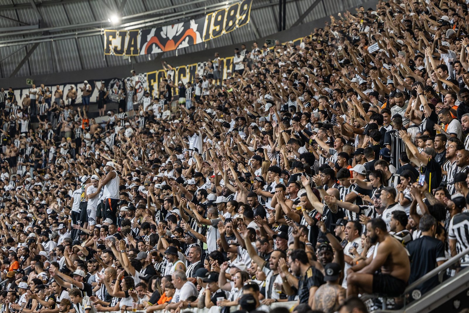 Zagueiro do Atlético-MG se choca no alto e sai do campo de ambulância; veja cena