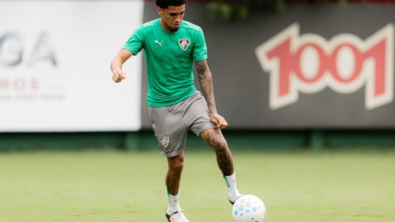 Recuperado de lesão, Riquelme participa de treino do Fluminense e se aproxima de retorno