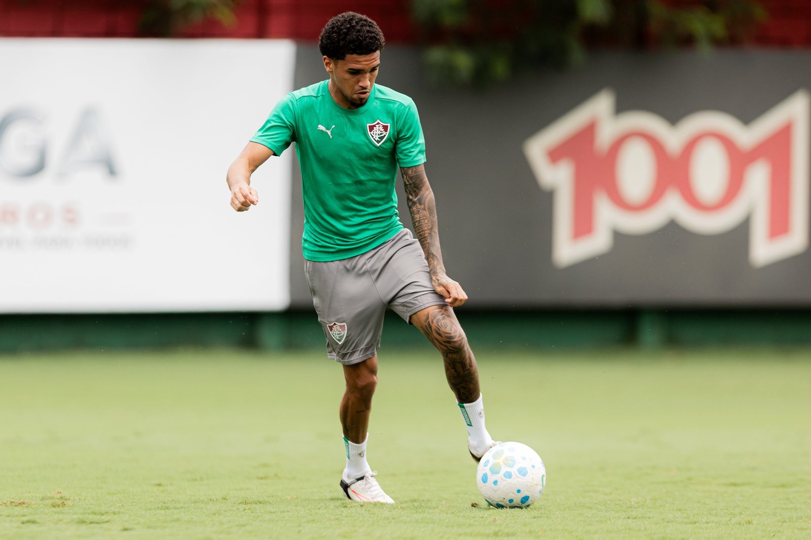 Recuperado de lesão, Riquelme participa de treino do Fluminense e se aproxima de retorno