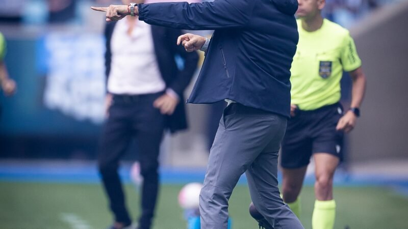 Artur Jorge revela o que mudou no Cruzeiro e se rende a atacante