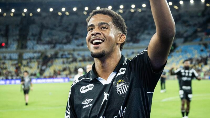 Quem é João Alencar? Conheça o zagueiro que será novidade entre titulares do Santos contra o Bahia