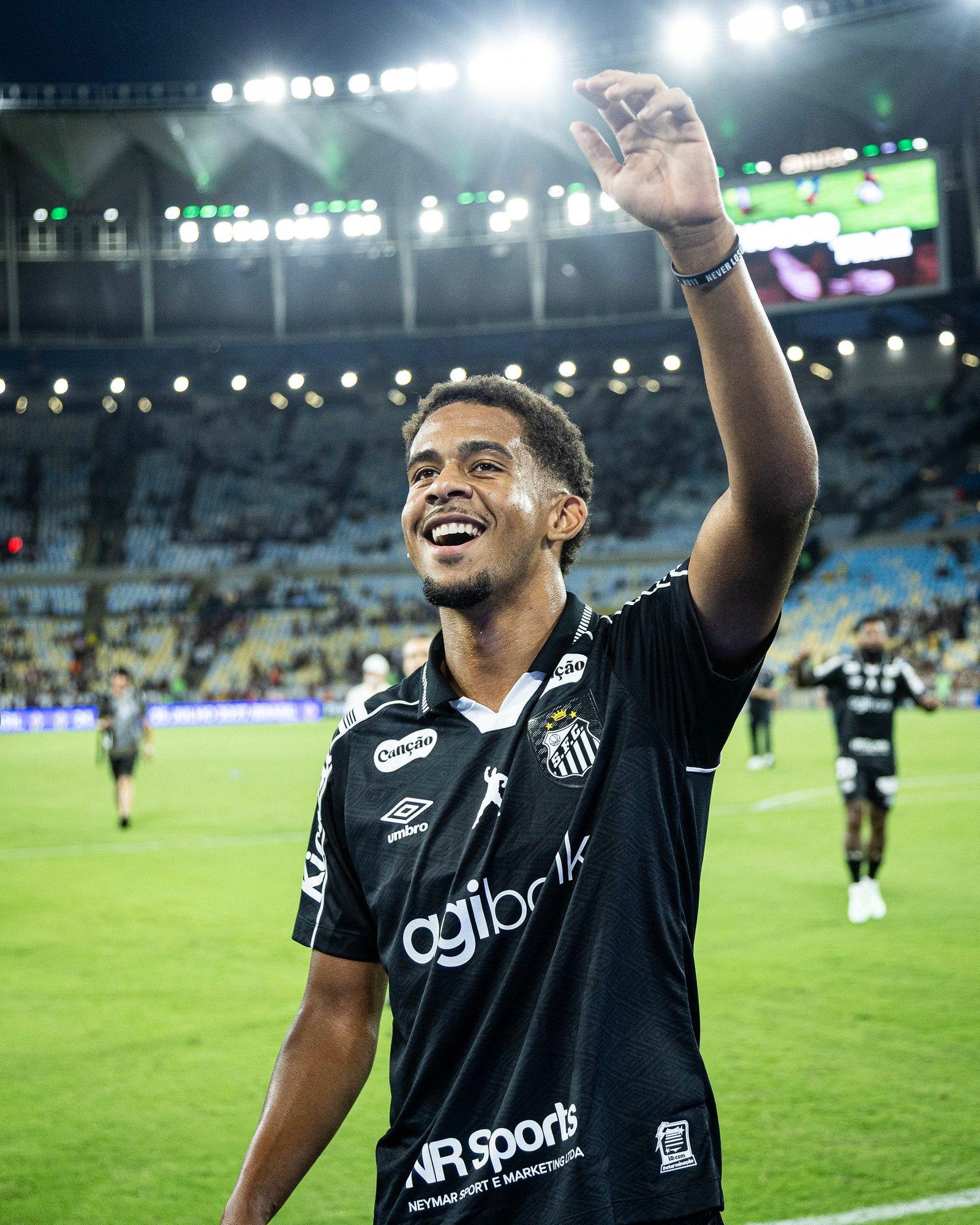 Quem é João Alencar? Conheça o zagueiro que será novidade entre titulares do Santos contra o Bahia