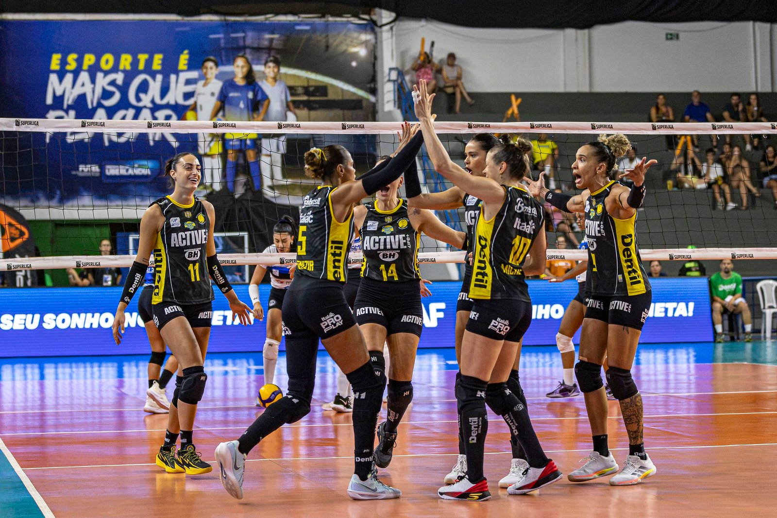 Praia Clube reencontra torcida e bate Pinheiros na estreia pela Superliga Feminina