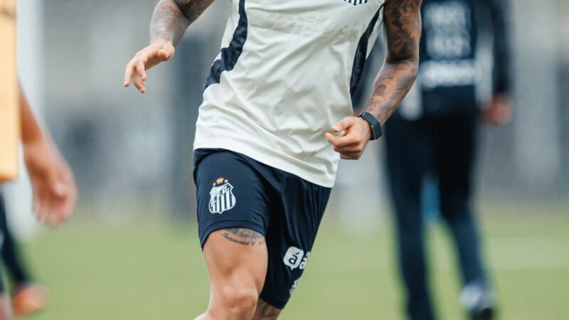 Gabigol brinca depois de gol em treino do Santos: “Ela me ama e eu amo ela”