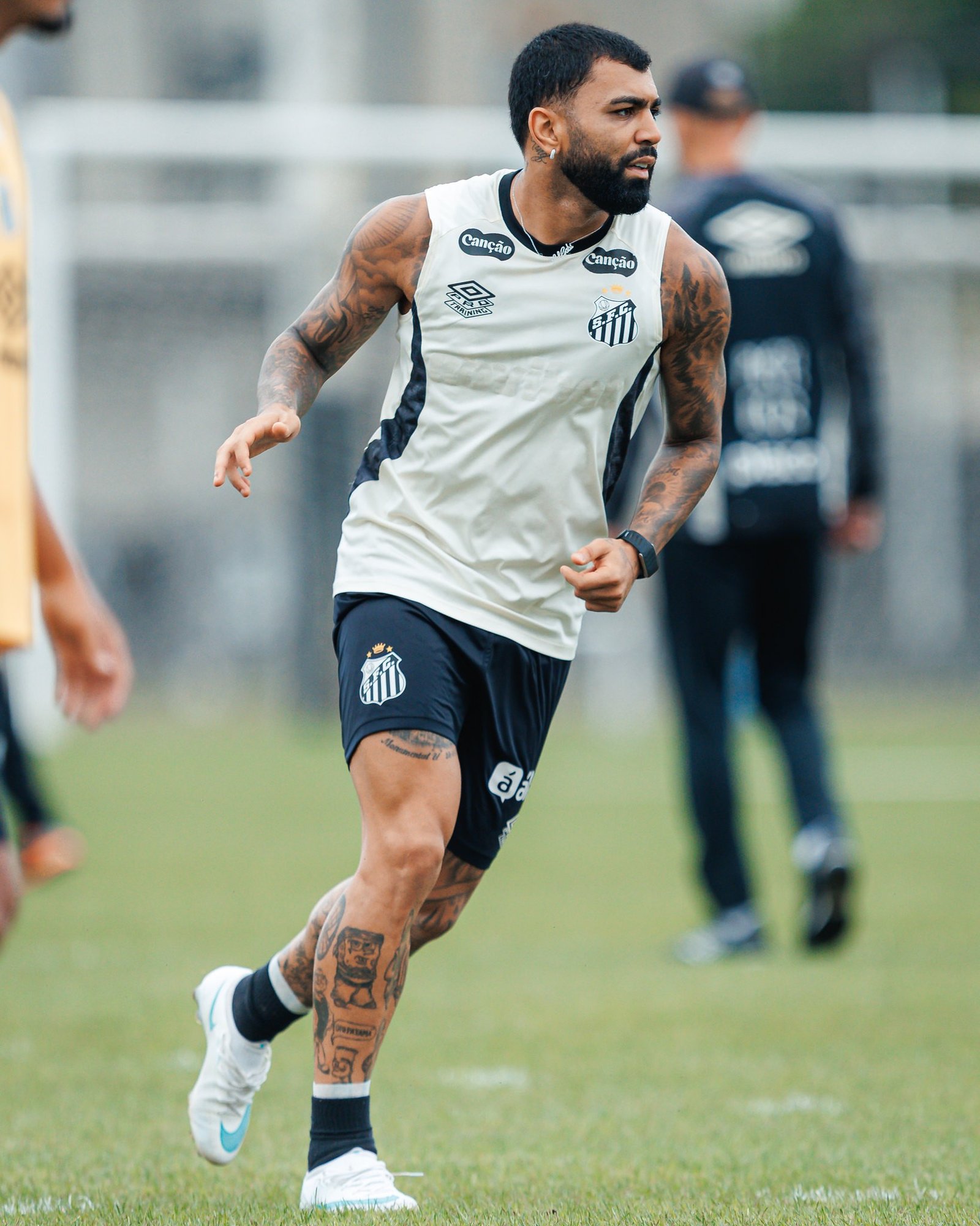 Gabigol brinca depois de gol em treino do Santos: “Ela me ama e eu amo ela”