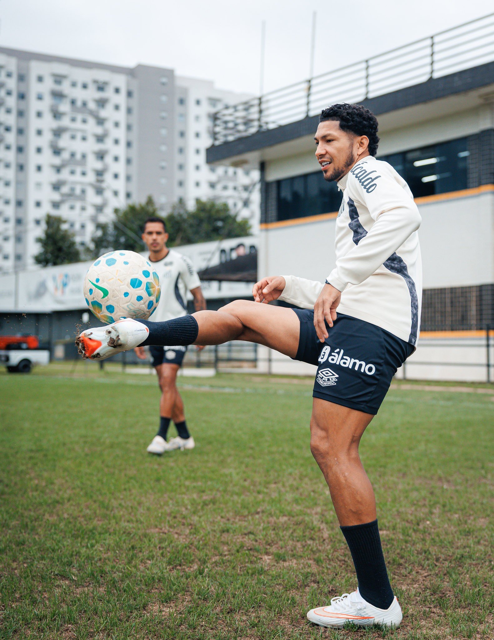 Não é só na Vila: gramado do CT também incomoda jogadores e comissão técnica do Santos