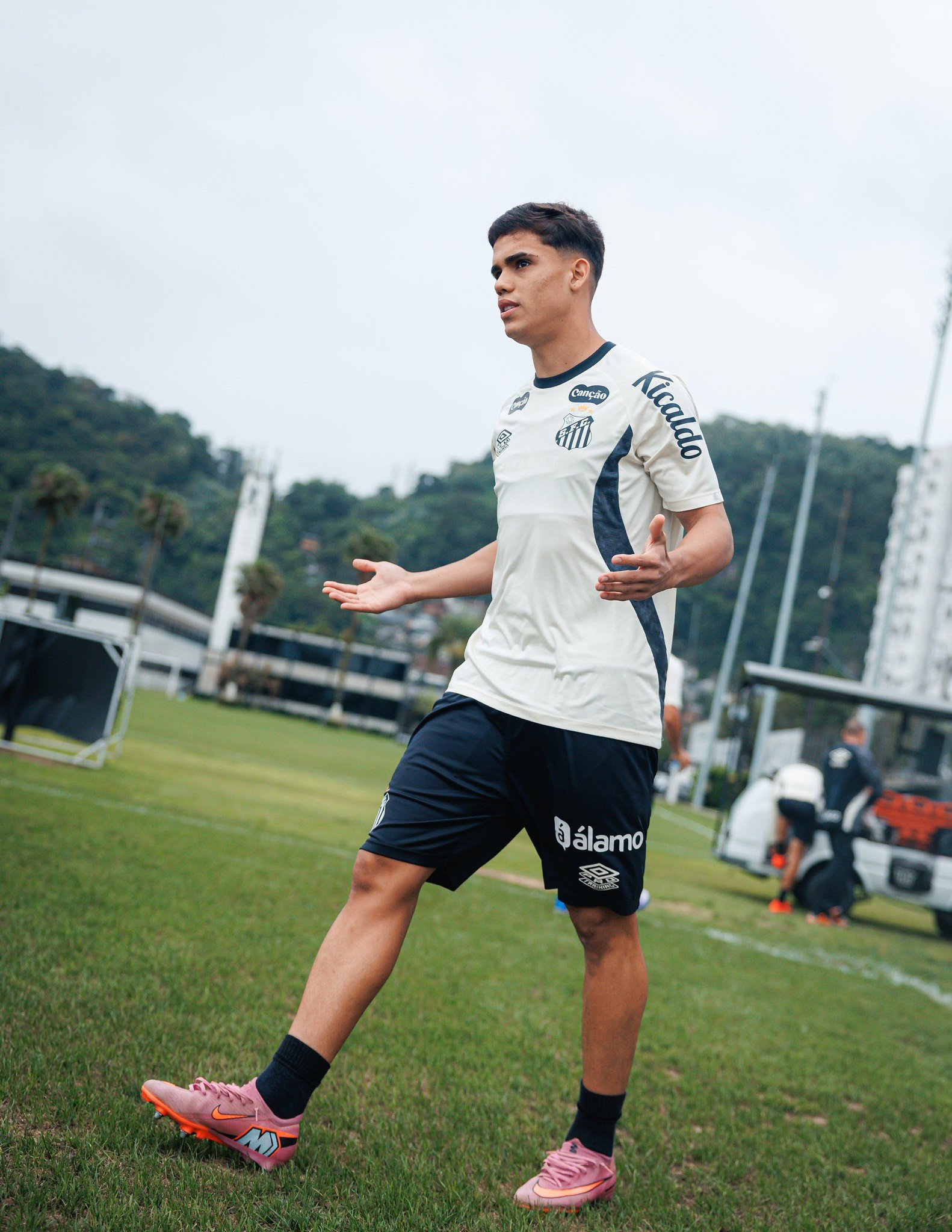 Dispensa na base do Santos quase tirou Gustavo Henrique do futebol: “Achei que não era para mim”