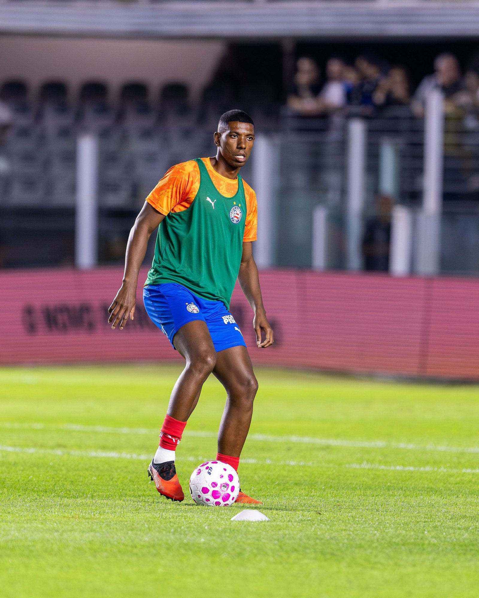 Suspensão de Kanu mantém indefinição na zaga do Bahia depois da venda de Ramos Mingo