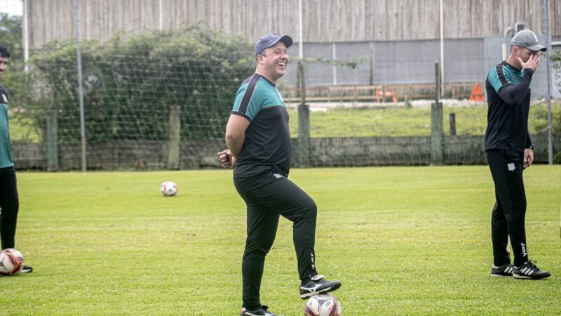 Raul Cabral conversa com atletas para evitar novas saídas do Figueirense