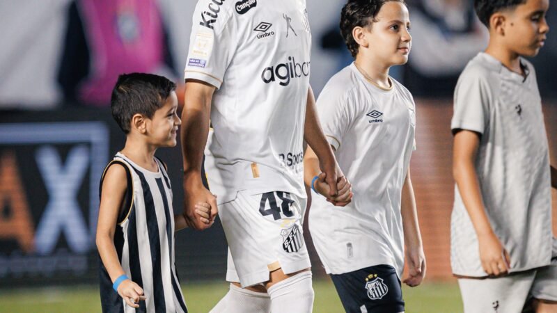 Gustavo Henrique “larga celular” e ganha recado de Rodinei no Santos: “Você é monstro!”