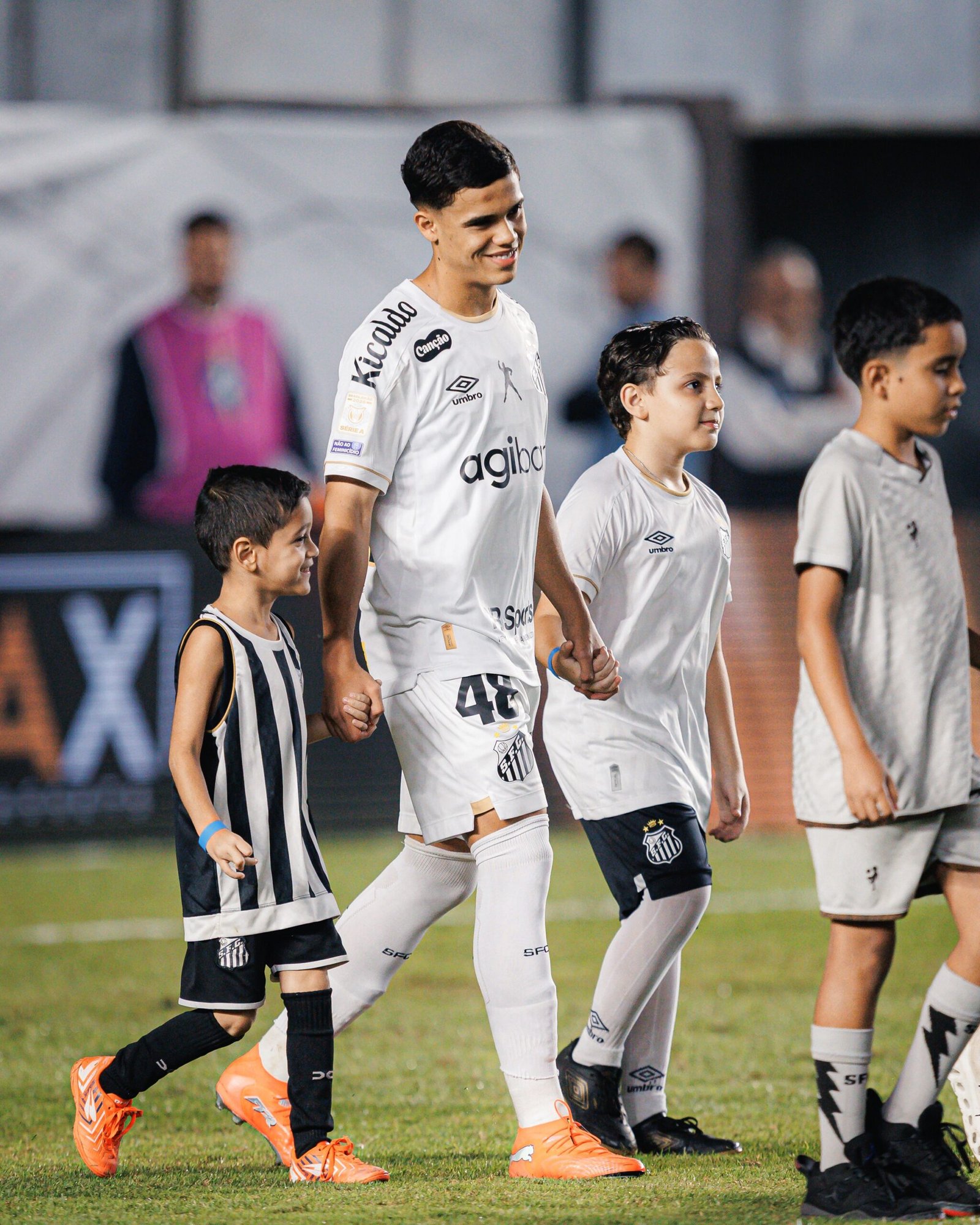 Gustavo Henrique “larga celular” e ganha recado de Rodinei no Santos: “Você é monstro!”