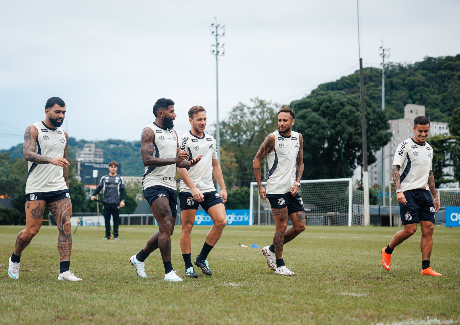 Treino do Santos: titulares vão a campo, e Cuca comanda trabalho tático