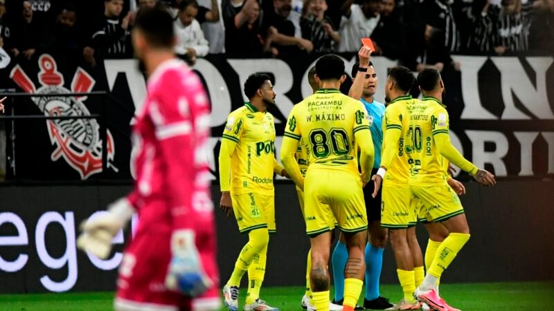 Corinthians x Mirassol: PC de Oliveira concorda com VAR na expulsão de Bruno Santos; vídeo
