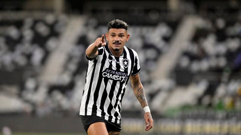 Tiquinho marcou mais de 20% de seus gols pelo Botafogo de cabeça e vira arma no jogo aéreo; veja números