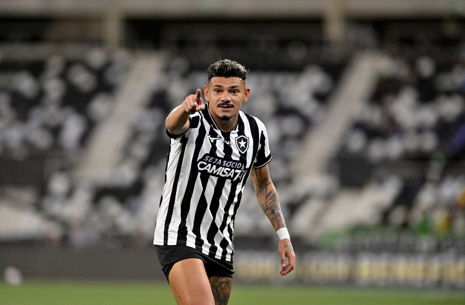 Tiquinho marcou mais de 20% de seus gols pelo Botafogo de cabeça e vira arma no jogo aéreo; veja números