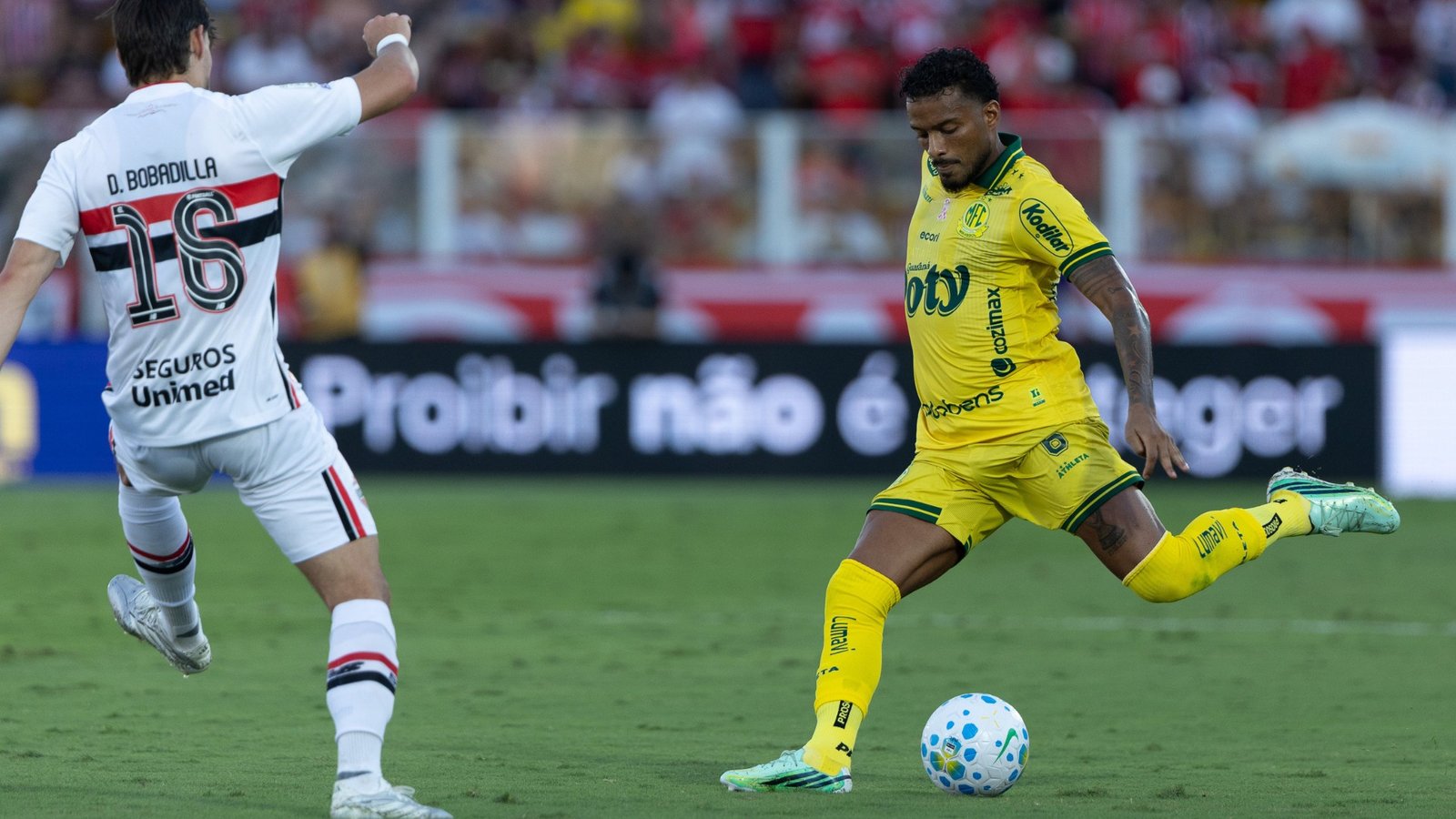 Reinaldo chega a 100 participações em gols no Brasileirão com assistência contra o São Paulo