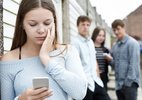 A violência digital entre adolescentes numa sociedade que banaliza o ódio