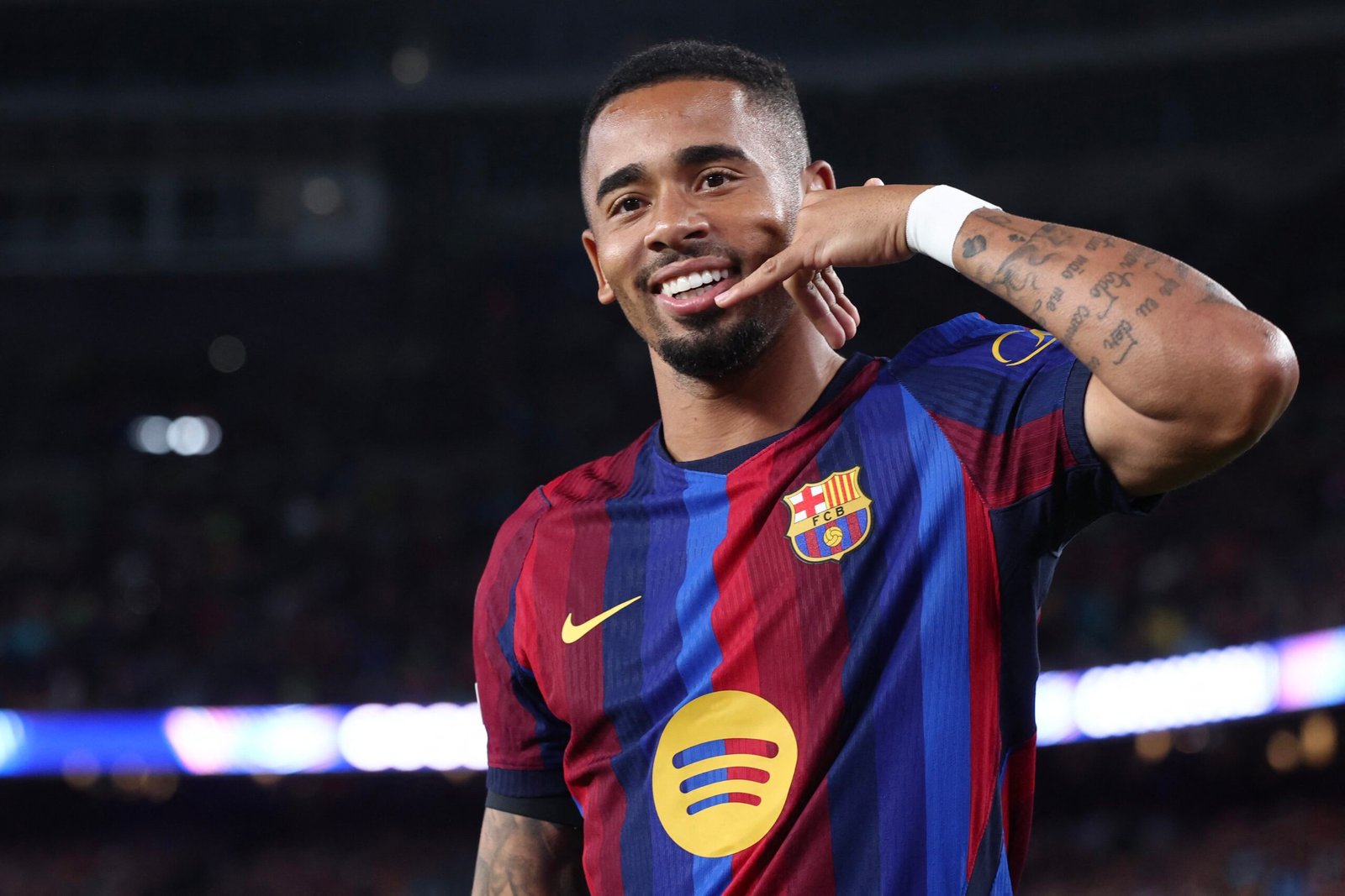 Gabriel Jesus se motiva com números superiores aos de Neymar e R10 no início de Barça: “Empolgado”
