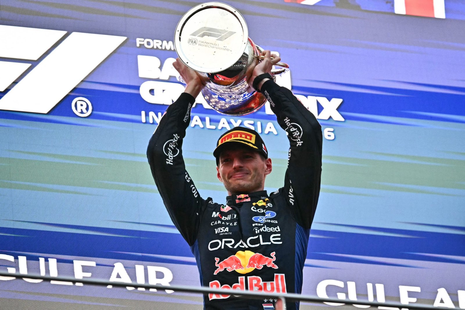 Análise: falha bizarra cria caos da F1 na Malásia, que vê vitória magistral de Verstappen