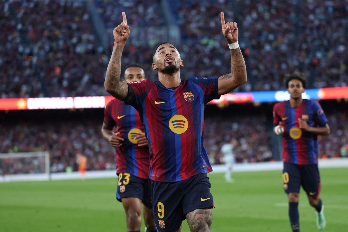 Flick se diz “muito feliz” com Gabriel Jesus no Barcelona: “Foi uma pequena surpresa”