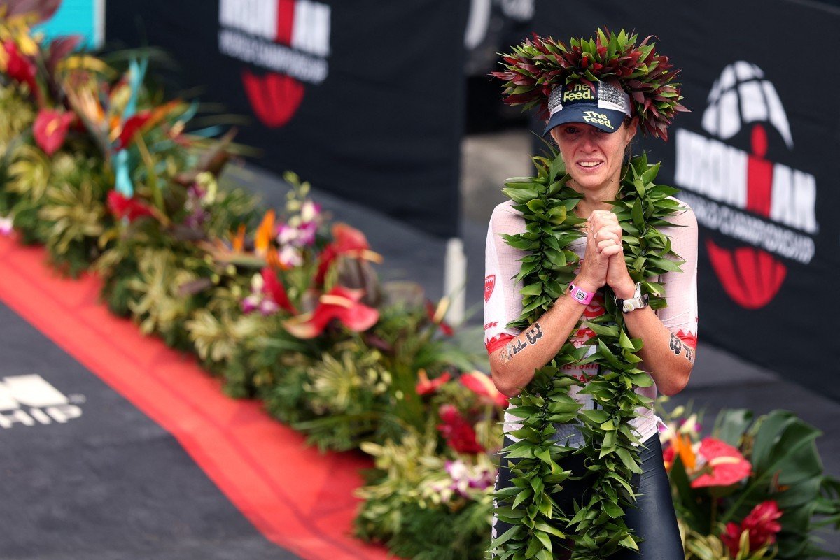 Americana vence Ironman após atual campeã passar mal perto da chegada e perder título; veja vídeo