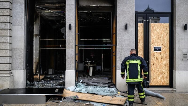 App de revenda bloqueia anúncios de roupas roubadas durante protestos na França