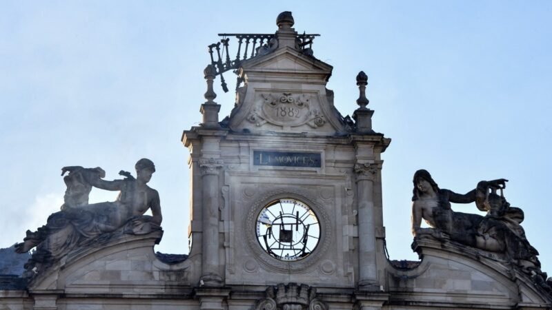 Prédio que sobreviveu a 2 guerras mundiais é destruído em protestos na França