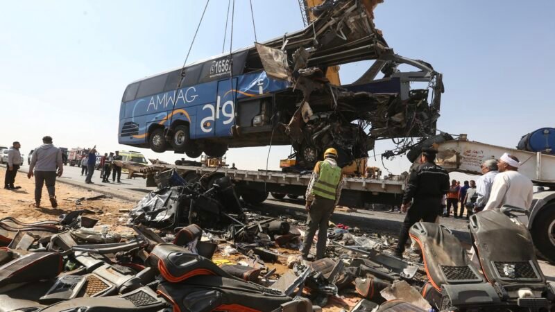 Colisão entre ônibus turístico e caminhão deixa 13 mortos no Egito