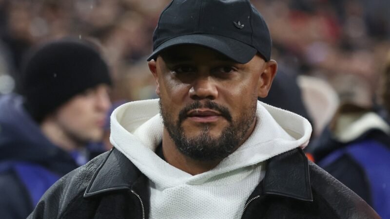 Kompany está estável, mas ficará afastado do Bayern por semanas, diz diretor do clube