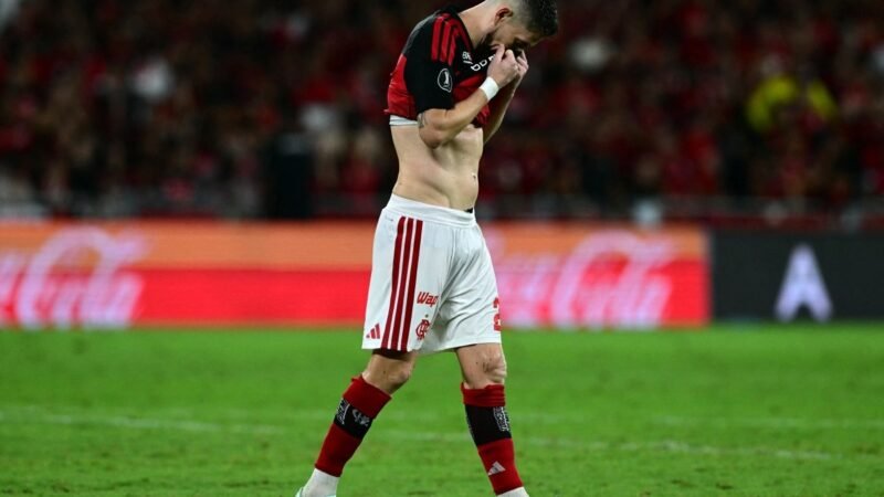 Análise: Flamengo é incompetente no ataque, não encaixa o jogo nos 180 minutos e cai diante do Estudiantes