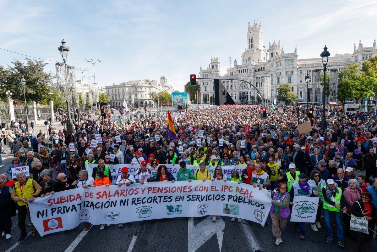 Milhares de pessoas protestam em Madri em defesa das aposentadorias