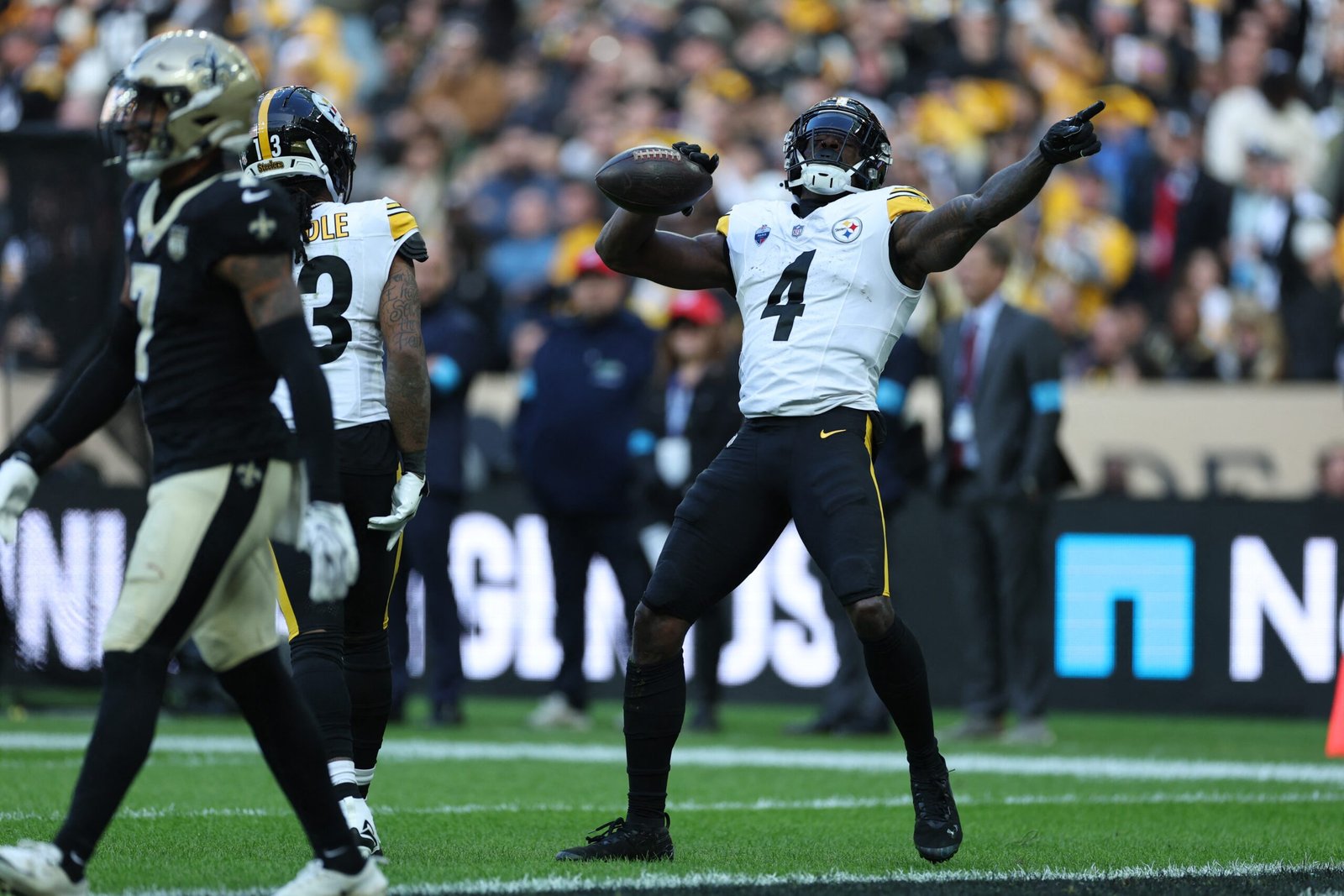Steelers abusam do jogo corrido e vencem Saints no primeiro jogo da NFL na França