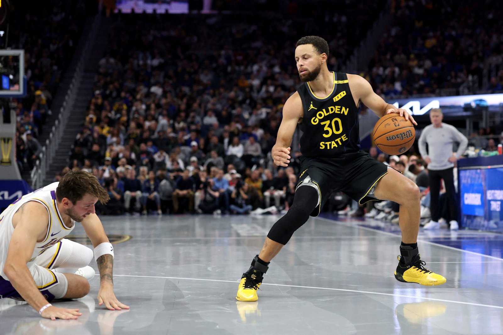 Curry dá drible desconcertante e deixa Doncic no chão: “Não esperava que ficasse tão feio”