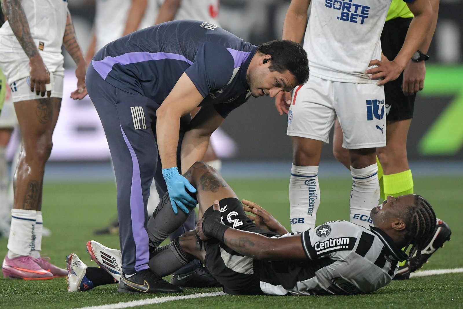 Kaio Pantaleão completa um ano lesionado e cumpre etapas para voltar ao Botafogo; veja cenário