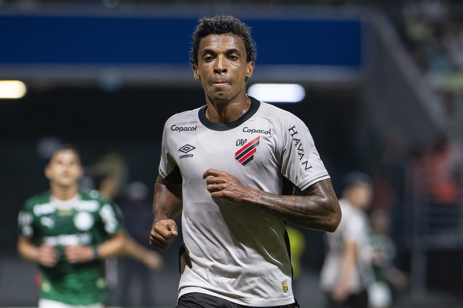 Luiz Gustavo revela conversa para renovar contrato com o Athletico