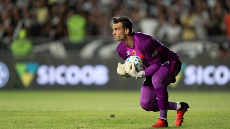 Léo Jardim pega virose, mas será titular em Vasco x Flamengo